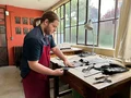 Enzo, jeune apprenti en atelier